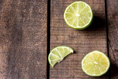 ahşap masa üzerinde taze limon