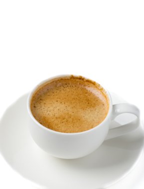 Beyaz üzerine izole edilmiş bir fincan kahve.