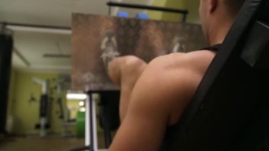 adam ayaklarını trenler