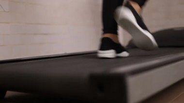 bacaklar bir koşu bandı üzerinde çalışan