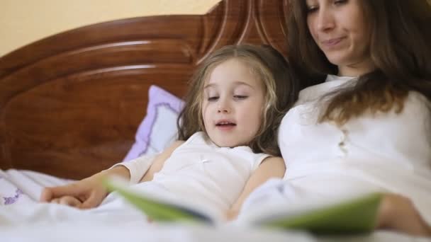Mère fille lisant un conte de fées 