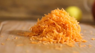 Tahtada rendelenmiş havuç