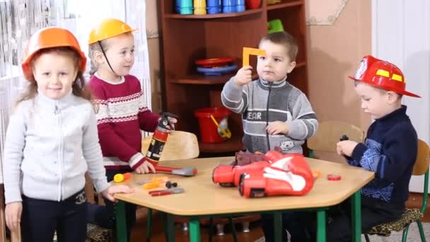 Enfants jouant dans la profession — Video