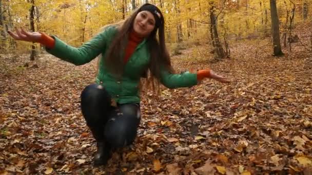 Fille jetant des feuilles 