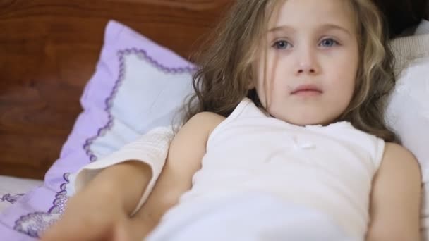 Mère fille lisant un conte de fées 