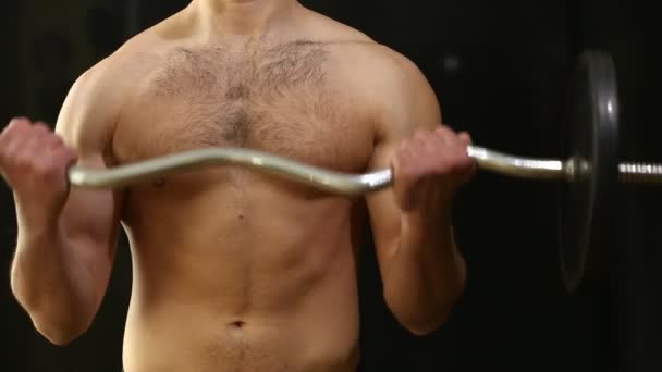 Homem levantando barra bíceps coaching — Vídeo de Stock