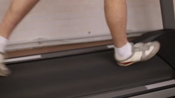 Bacaklar bir koşu bandı üzerinde çalışan — Stok video