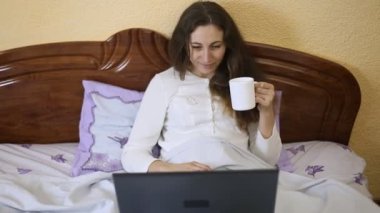 dizüstü bilgisayar arkasındaki kadın