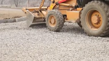 buldozer çakıl toprakları üzerinde yayılır