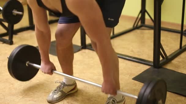 Hombre entrenamiento de barra — Vídeos de Stock