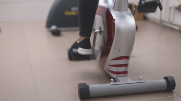 Jambes torsion vélo d'appartement dans la salle de gym — Video