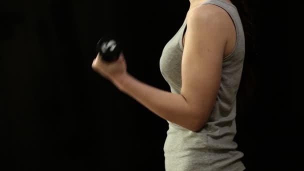 Menina treina bíceps levantando um haltere — Vídeo de Stock