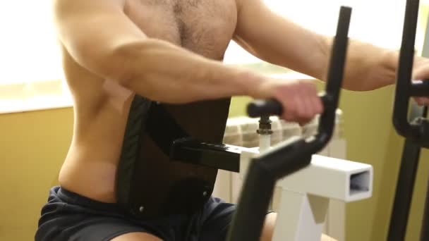 Man trein op simulatoren — Stockvideo