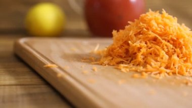 Tahtada rendelenmiş havuç