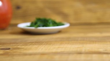 ahşap masa üzerinde kesme patates