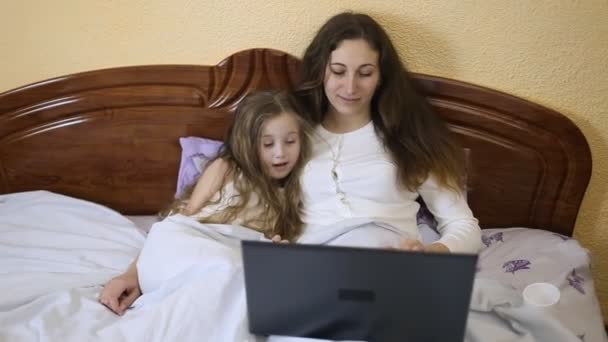 Mom and daughter at the computer — Stock Video