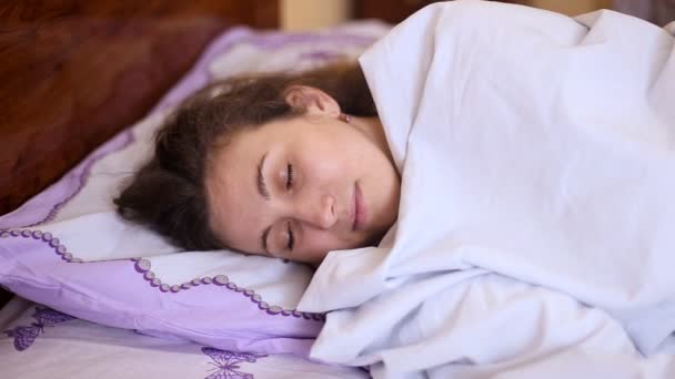 Vrouw wakker uit zijn slaap — Stockvideo