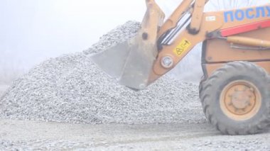 buldozer çakıl toprakları üzerinde yayılır