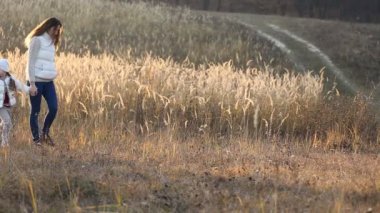 Anne ve kızı yürüyüş