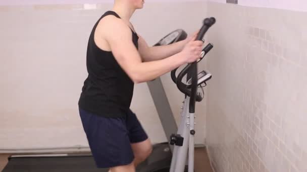 Man trein op een elliptische trainer — Stockvideo