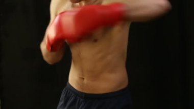 Adam kırmızı boks eldiven