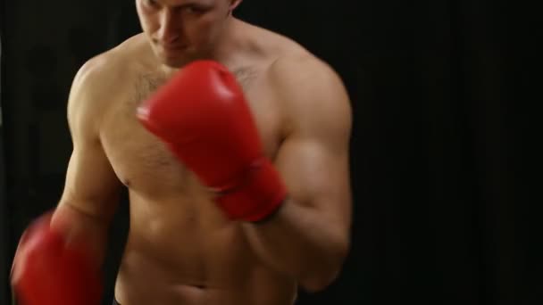 Hombre con guantes de boxeo rojos — Vídeo de stock