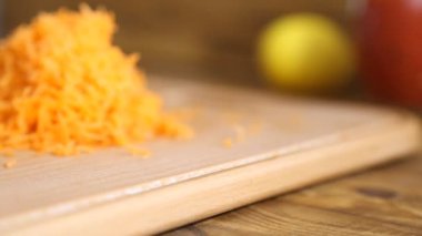 Tahtada rendelenmiş havuç