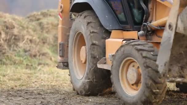 Bulldozer transporterar marken — Stockvideo