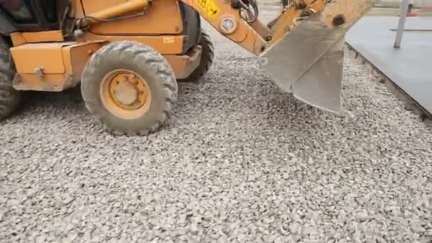 Bulldozer répand du gravier sur le territoire — Video