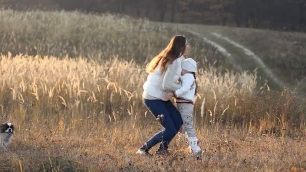 Mamma och dotter promenad — Stockvideo