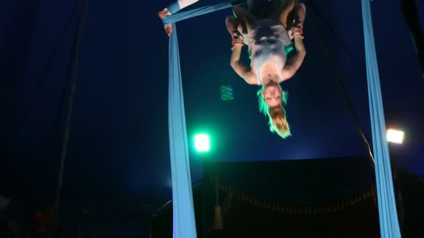 Espectáculo de acróbatas circo — Vídeos de Stock