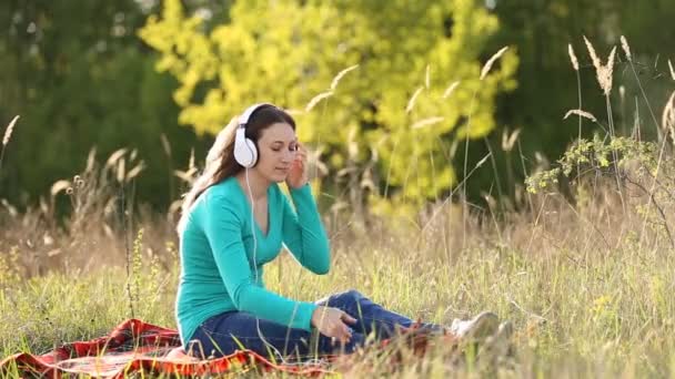 Mère et fille écoutent de la musique — Video