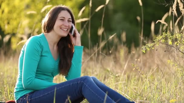 Menina falando no telefone — Vídeo de Stock