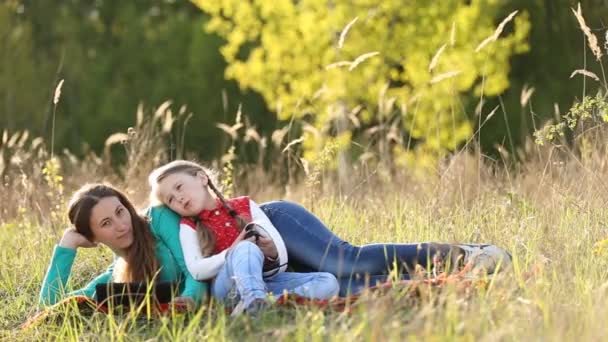 Mother and daughter and tablet — Stock Video