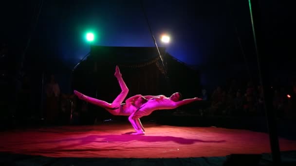 Glybokaya, Ucrania-27 de marzo de 2016. Espectáculo de circo atletas de baile — Vídeos de Stock