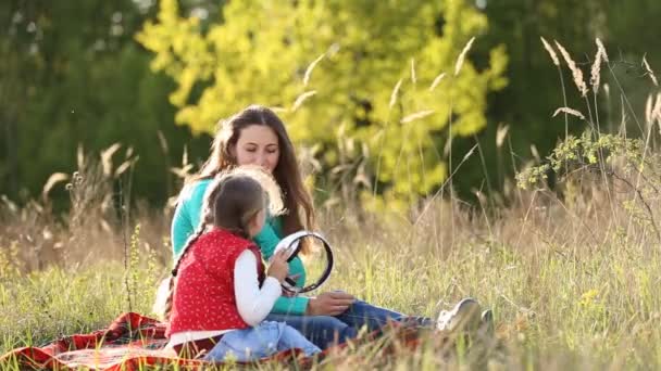 Madre e figlia ascoltano musica — Video Stock