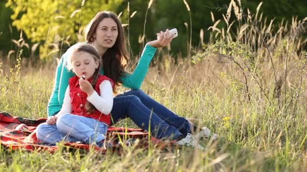 Mutter und Tochter in der Natur — Stockvideo