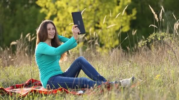 Chica haciendo selfie tableta — Vídeos de Stock