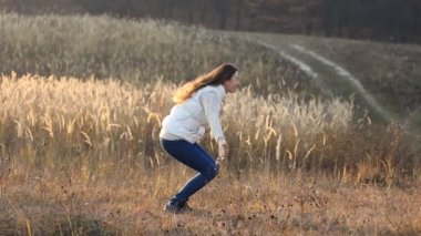 Anne ve kızı yürüyüş