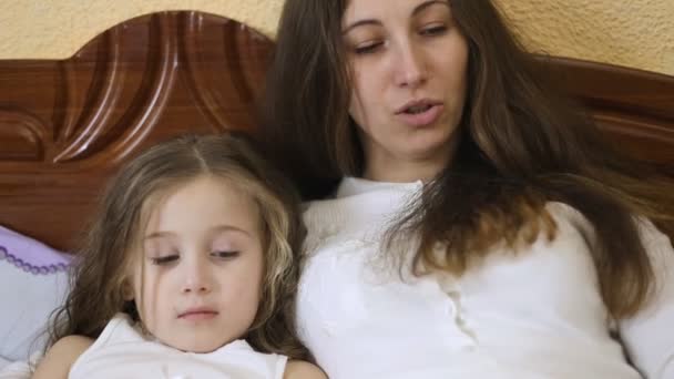 Mère fille lisant un conte de fées 