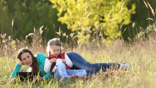 Mother and daughter and tablet — Stock Video