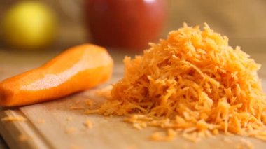 Tahtada rendelenmiş havuç