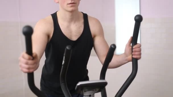 Man tränar på en elliptical tränad — Stockvideo