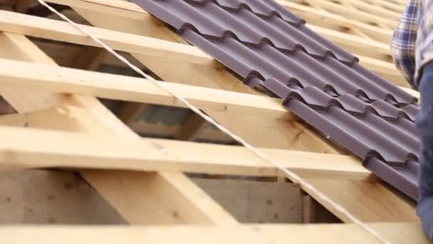 Workers install metal roofing — Stock Video