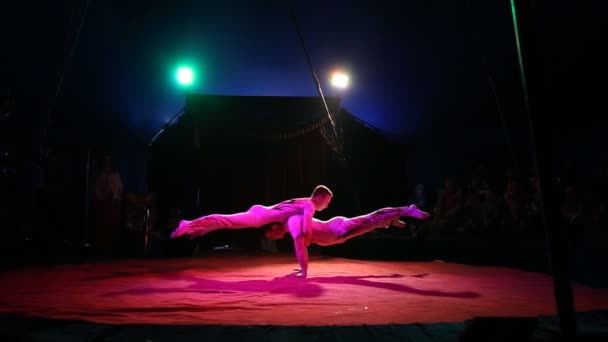 Glybokaya, Ucrania-27 de marzo de 2016. Espectáculo de circo atletas de baile — Vídeos de Stock