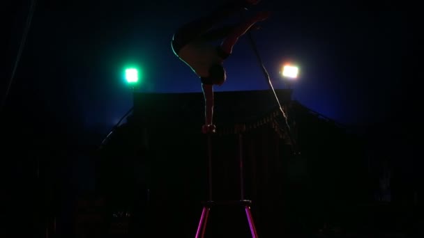 Glybokaya, Ucrania-27 de marzo de 2016. Ejercicio de circo gimnasta masculino — Vídeos de Stock