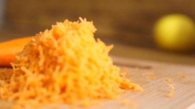 Tahtada rendelenmiş havuç