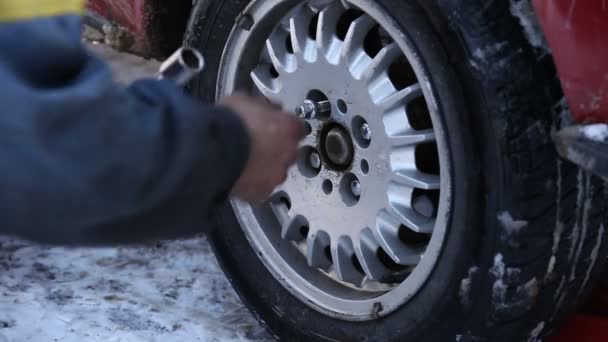 Worker untwists wheel — Stock Video