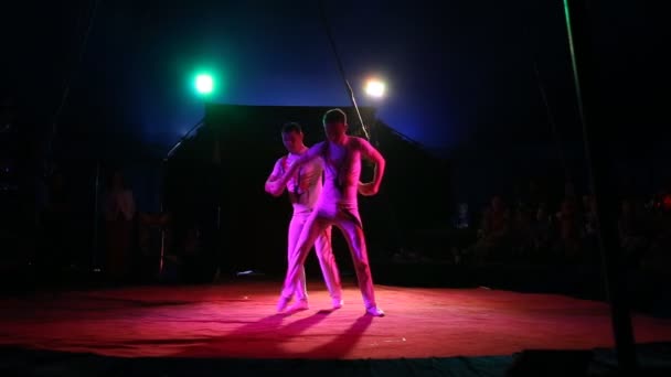Glybokaya, Ukrajina březen 27, 2016. Cirkusová show taneční sportovci — Stock video