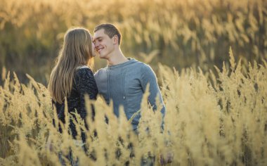 çayır üzerinde çift